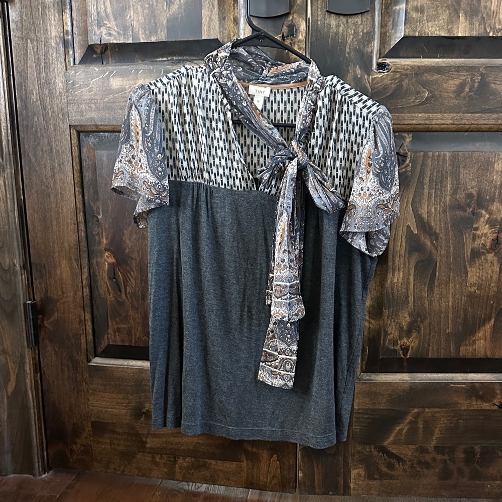 🌻🌻Anthropologie Gray and Patterned Blouse with Scarf Detail- Small